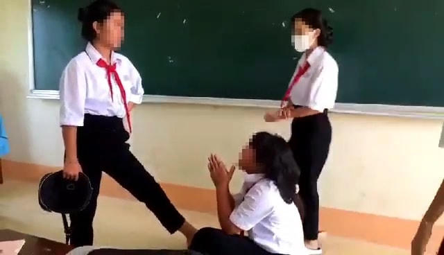 Học sinh đánh bạn bằng mũ bảo hiểm trong lớp.