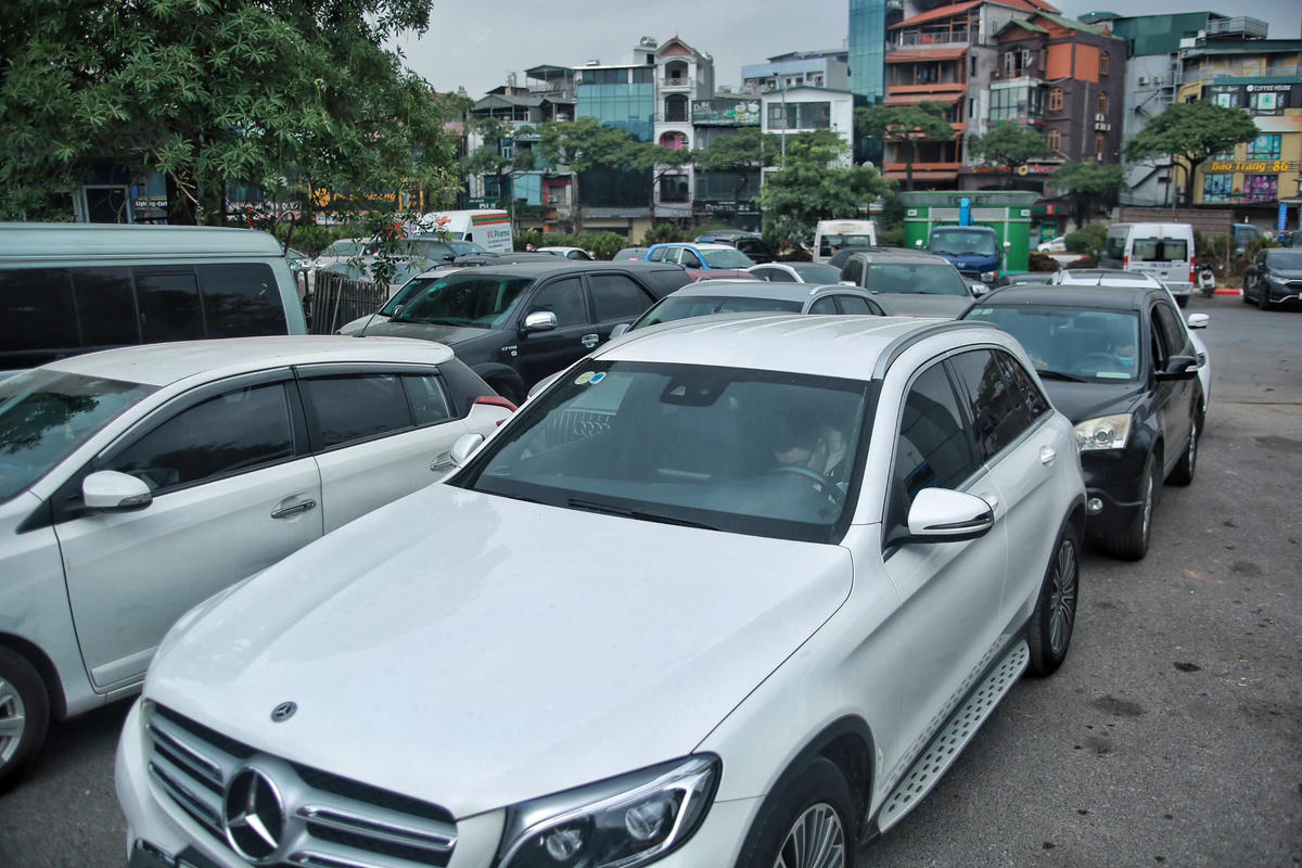 Nhưng nhiều người phải chờ đợi hàng giờ đồng hồ mới có thể đăng kiểm được do lượng phương tiện rất đông.