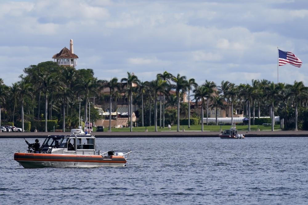 Thuyền an ninh tuần tra gần Mar-a-Lago Florida Resort vào ngày 20/1/2021, ở West Palm Beach, Florida.