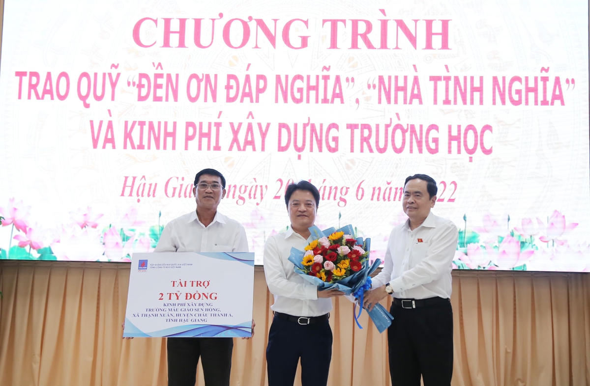Phó Chủ tịch Thường trực Quốc hội Trần Thanh Mẫn trao hoa cho đơn vị hỗ trợ 2 tỷ xây dựng trường học huyện Châu Thành A.