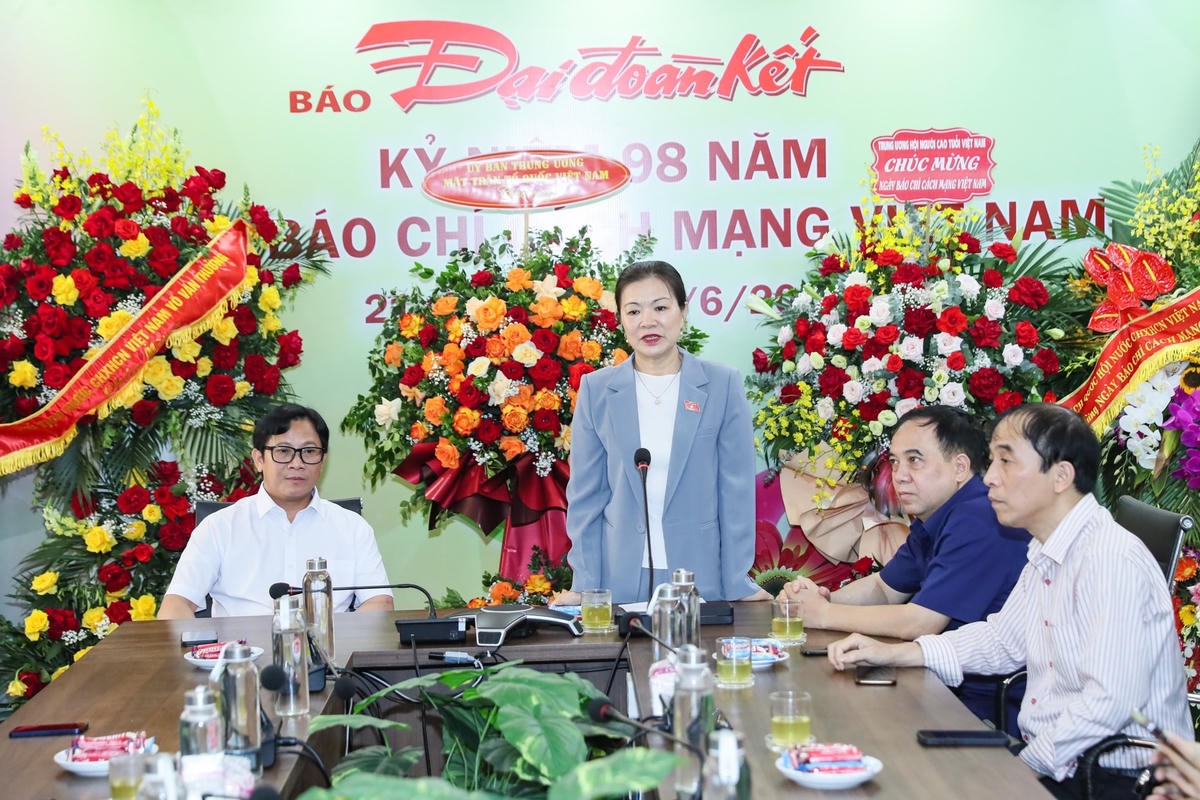 Phó Chủ tịch Trương Thị Ngọc Ánh chúc mừng tập thể cán bộ, phóng viên, biên tập viên Báo Đại Đoàn Kết.