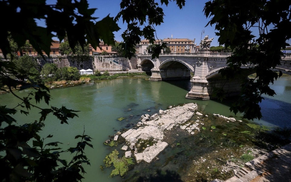 Hạn hán làm cho sông Tiber ở thủ đô Rome của Italy trở nên khô cạn. Lòng hồ "trần trụi", để lộ ra một cây cầu từ thời La Mã. Cây cầu được cho là đã được xây dựng dưới triều đại của Hoàng đế Nero (54-68 sau Công Nguyên).