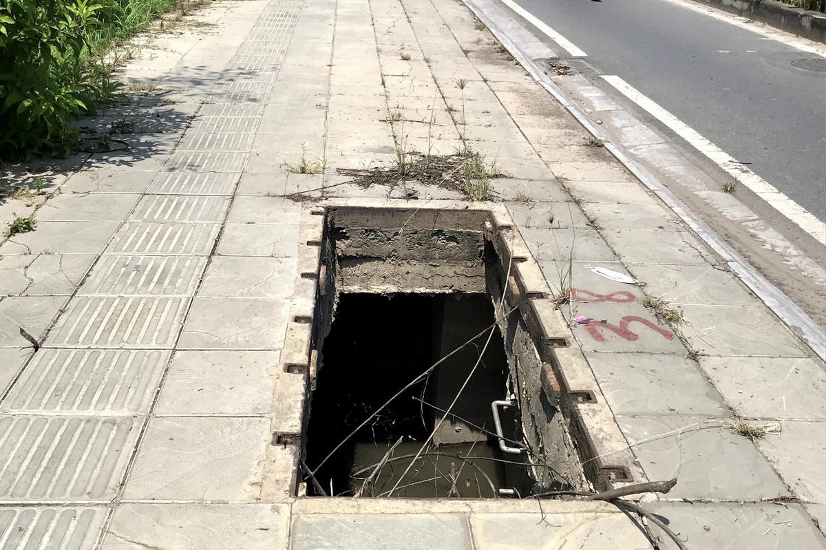 Không chỉ gây mất mỹ quan khu vực, những hố ga mất nắp còn tiềm ẩn nhiều nguy hiểm đối với người dân.