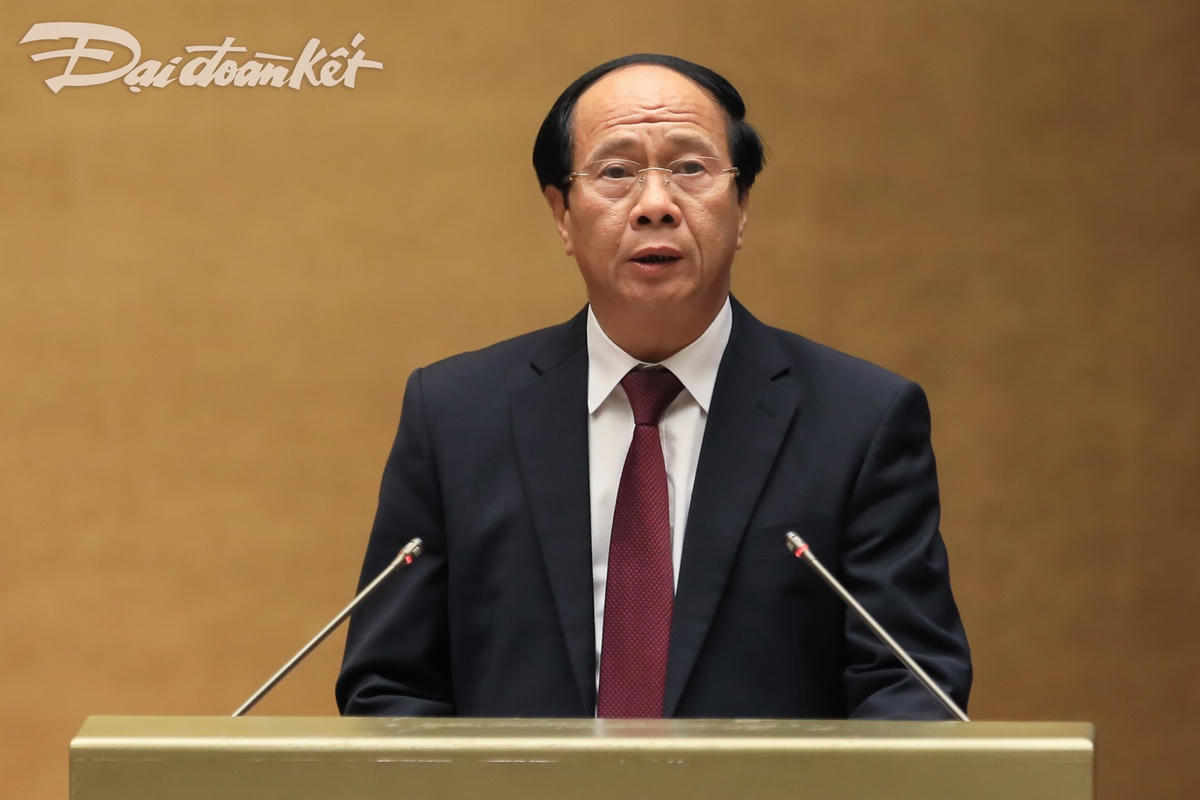 Phó Thủ tướng Chính phủ Lê Văn Thành đọc báo cáo tại phiên khai mạc. Ảnh: Quang Vinh.
