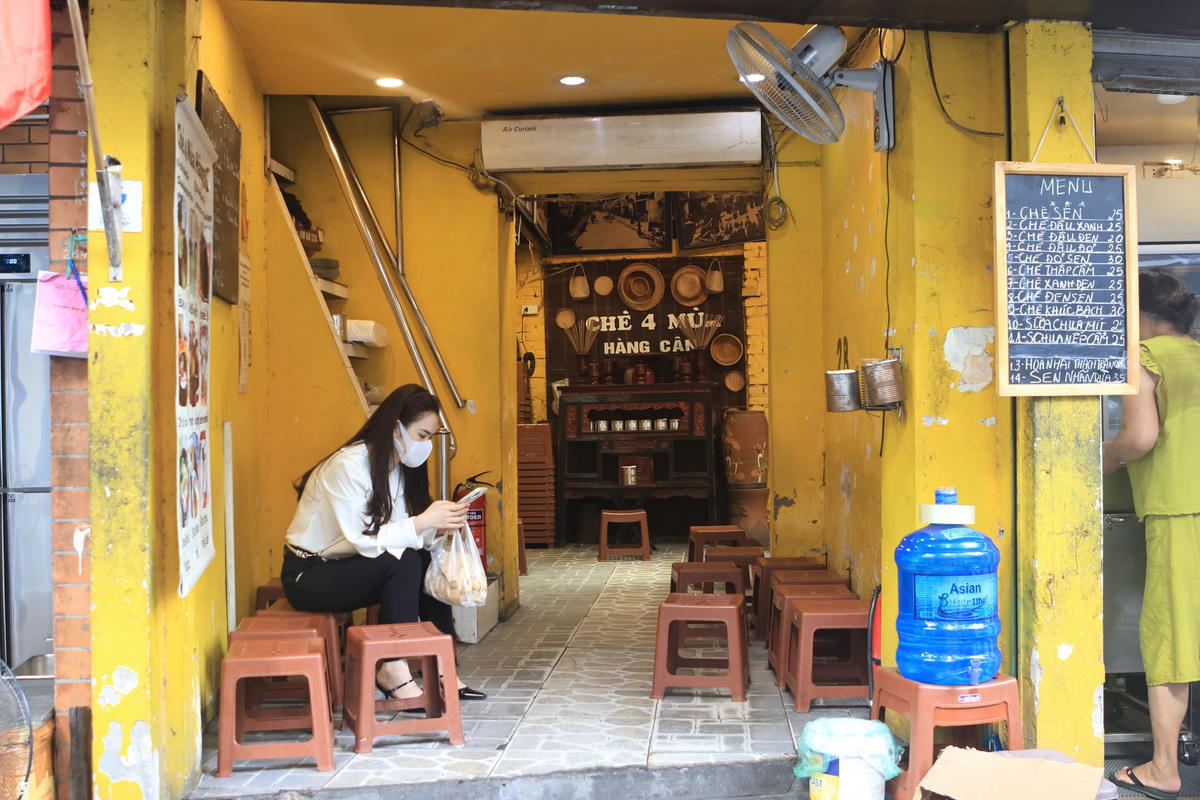 Năm nay lượng khách mua chè đậu đỏ giảm mạnh.