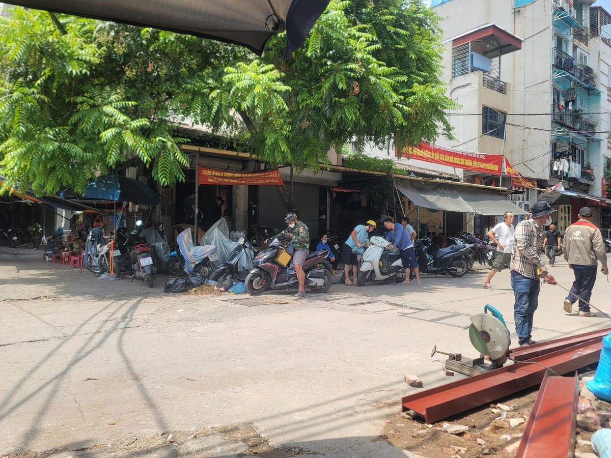 Sát ngày cưỡng chế thu hồi, việc trao trả mặt bằng được tiến hành khẩn trương, bất chấp thời tiết nắng gắt. 