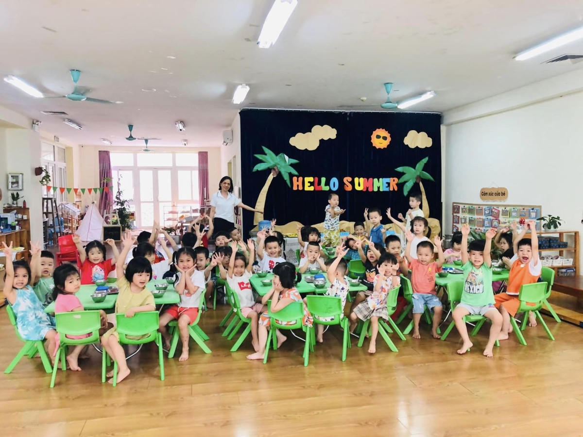 Cô và trò Trường mầm non Hoa Hồng (quận Cầu Giấy, Hà Nội).