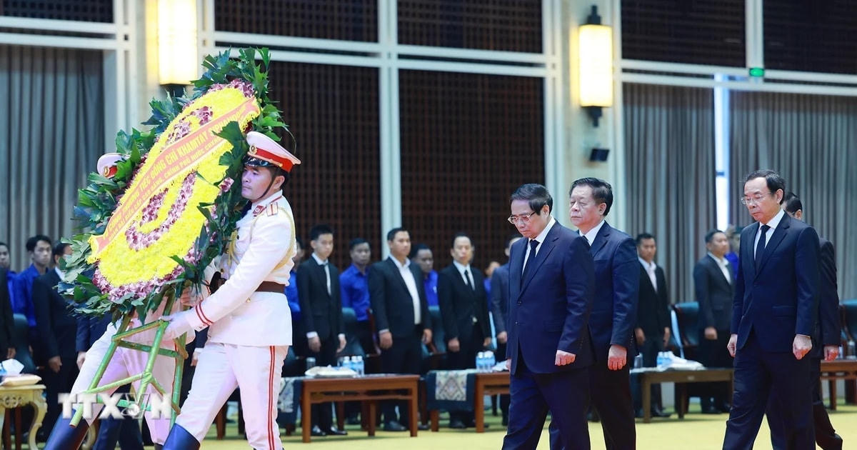 Thủ tướng Phạm Minh Chính viếng nguyên Chủ tịch Đảng Nhân dân Cách mạng Lào, nguyên Chủ tịch nước Lào Khamtay Siphandone. (Ảnh: Dương Giang/TTXVN)