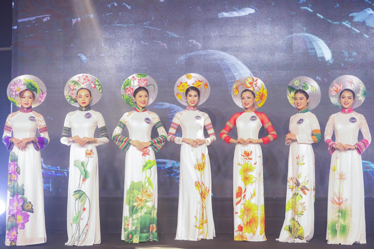 Tại đêm bán kết Hoa khôi Nam Bộ, Kiều Nhung cùng Top 26 thí sinh có màn trình diễn ấn tượng với bộ sưu tập áo dài Hồn sen.