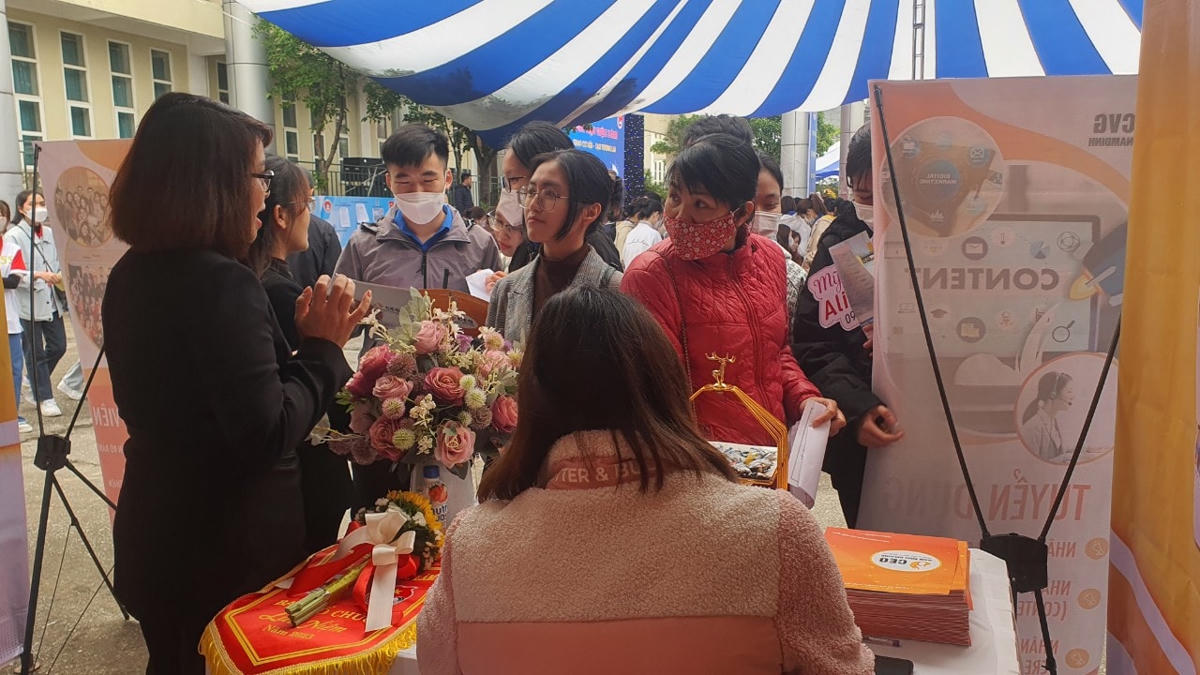 Ngày hội kết nối nhu cầu việc làm và nhu cầu tuyển dụng giữa người lao động và các doanh nhiệp trên địa bàn tỉnh Nam Định.