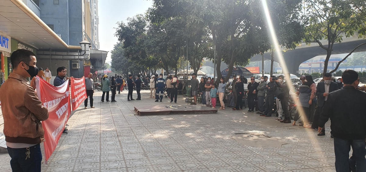 Cư dân treo băng rôn đòi quyền lợi tại Khu chung cư Kim Văn Kim Lũ