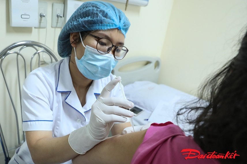 Bộ Y tế yêu cầu đẩy mạnh tiêm vaccine cho người dân.