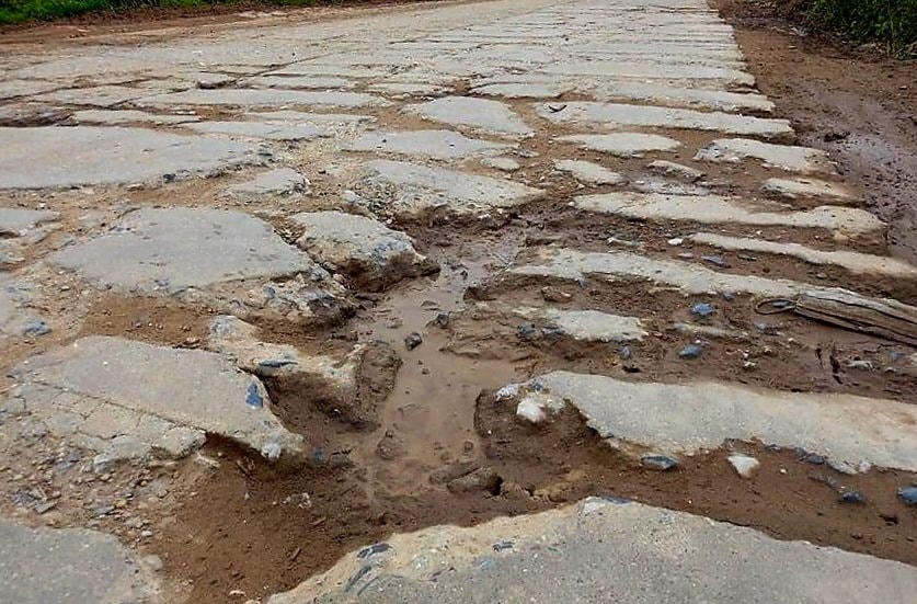 Mặt bê tông bị vỡ nát, sụt lún kéo dài suốt hơn 3km đê.