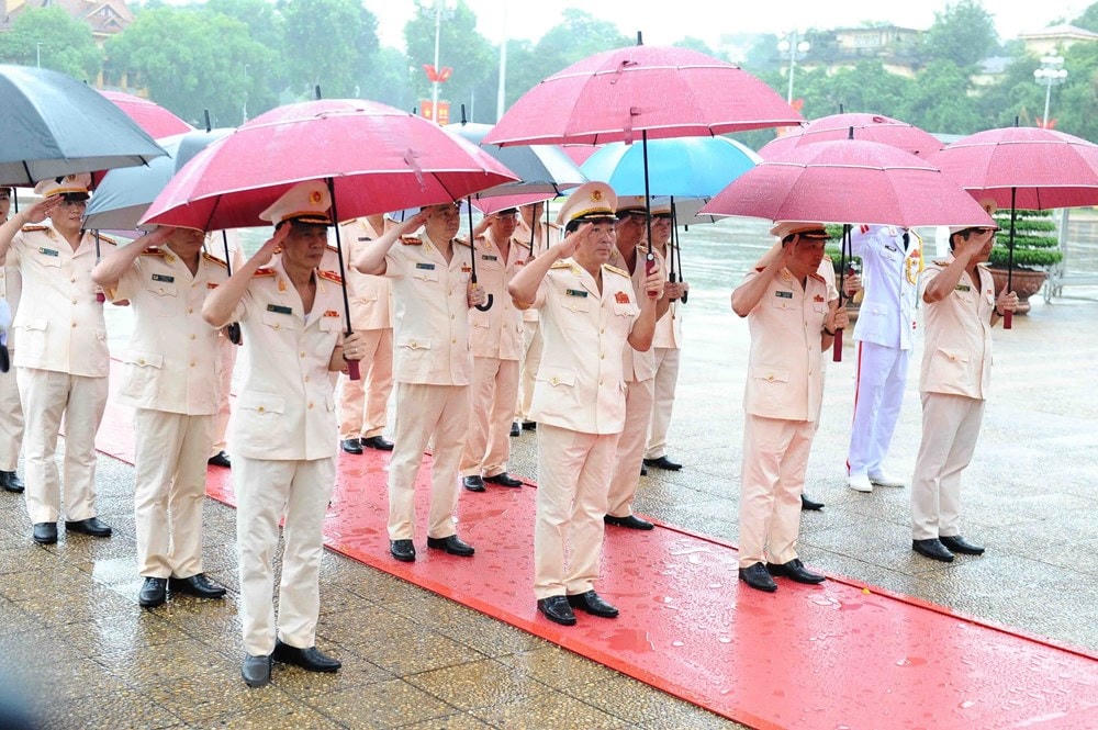 Đoàn Bộ Công an viếng Chủ tịch Hồ Chí Minh. (Ảnh: Minh Đức/TTXVN).