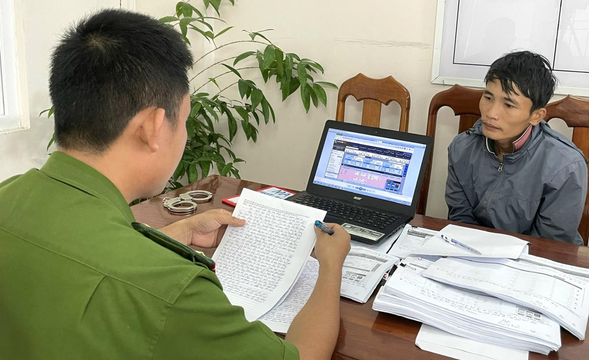 Các đối tượng tại cơ quan Công an.