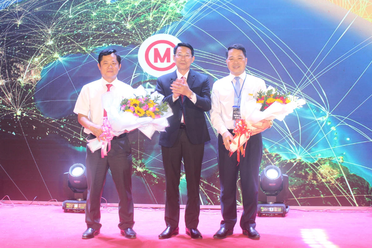 Ông Đinh Văn Thiệu , Phó Chủ tịch UBND tỉnh Khánh Hòa tặng hoa cho Ban tổ chức.
