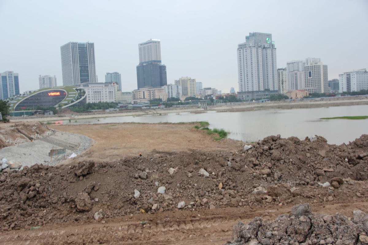 Nhưng đến ngày 19/7/2021, UBND thành phố Hà Nội ban hành quyết định số 3599/QĐ-UBND về việc phê duyệt điều chỉnh dự án khu công viên và hồ điều hòa tại ô đất ký hiệu CV1. Tổng mức đầu tư của dự án 744,7 tỷ đồng, nhà đầu tư dự án là Công ty cổ phần Đầu tư và Phát triển đô thị Sài Đồng.