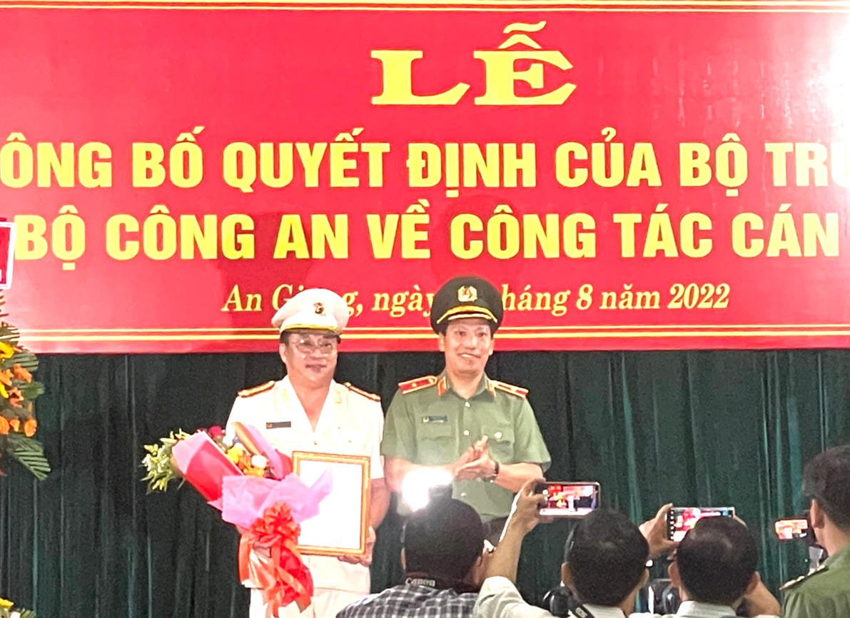 Đại diện Bộ Công an trao quyết định điều động Đại tá Lâm Phước Nguyên làm giám đốc Công an tỉnh An Giang. 