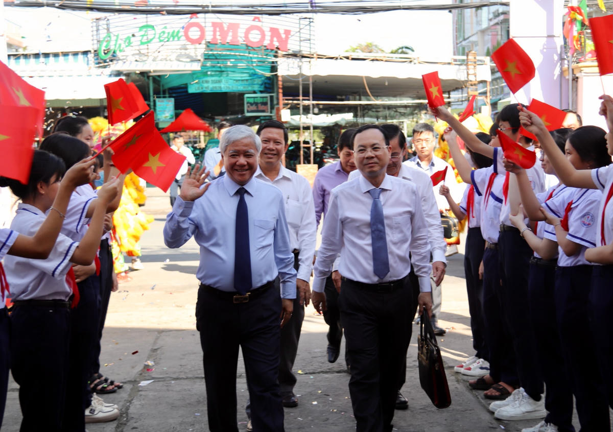 Bí thư Trung ương Đảng, Chủ tịch UBTƯ MTTQ Việt Nam Đỗ Văn Chiến dự Ngày hội ở khu dân cư 12.