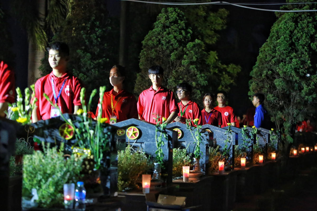 Thắp sáng hàng nghìn ánh nến tri ân các Anh hùng - Liệt sĩ