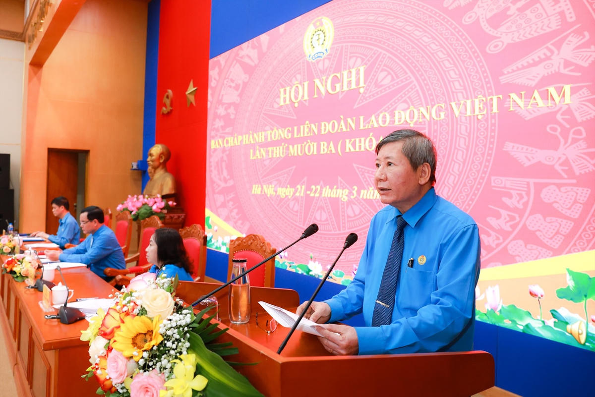  Phó Chủ tịch Thường trực Tổng Liên đoàn Lao động Việt Nam Trần Thanh Hải trình bày dự thảo lần 2 báo cáo của Ban Chấp hành Tổng Liên đoàn Lao động Việt Nam (khoá XII) trình Đại hội XIII Công đoàn Việt Nam.