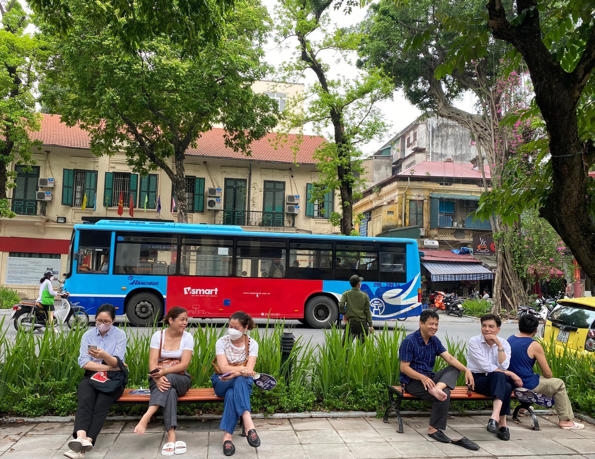 Các phụ huynh ngồi đợi con làm thủ tục dự thi.