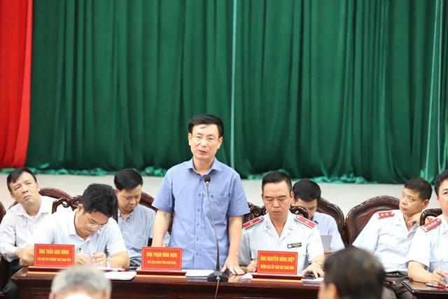 Chủ tịch UBND tỉnh Nam Định Phạm Đình Nghị tại một cuộc đối thoại với người dân Cồn Xanh.