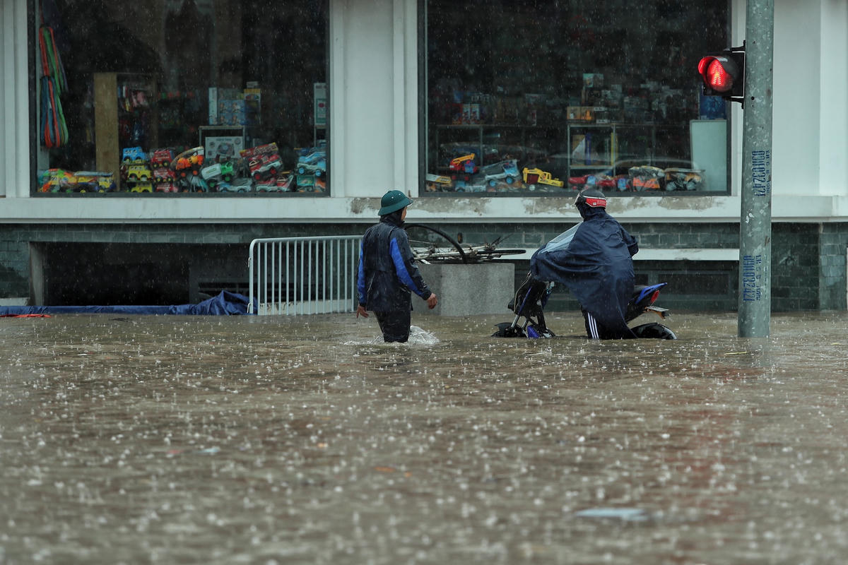 Hà Nội: Xe máy, ô tô chết máy nằm la liệt vì úng ngập