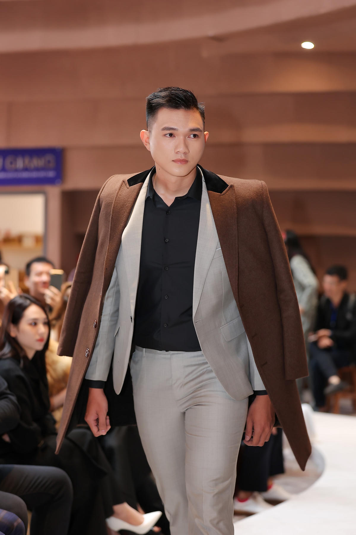 Hạ Vy, Andrea Aybar sải bước ấn tượng với thiết kế menswear