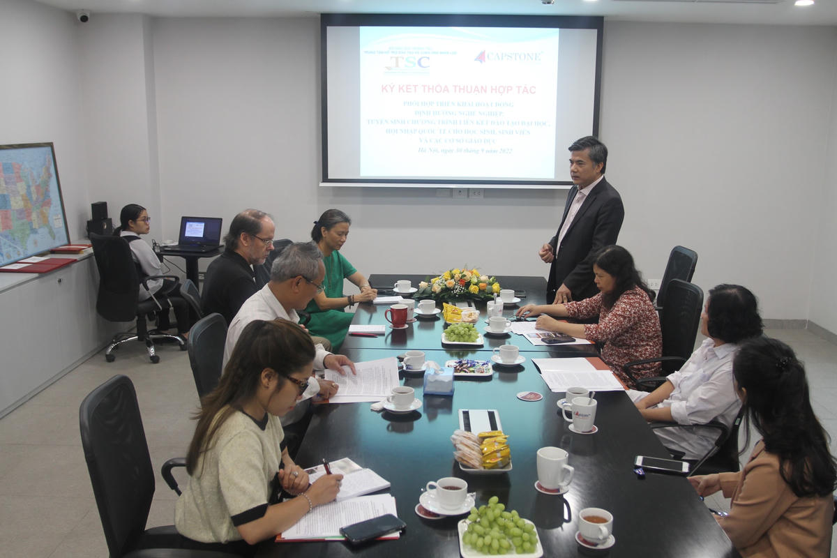 Ông Bùi Văn Linh, Giám đốc Trung tâm Hỗ trợ đào tạo và Cung ứng nhân lực - Bộ GDĐT phát biểu tại Lễ ký kết.