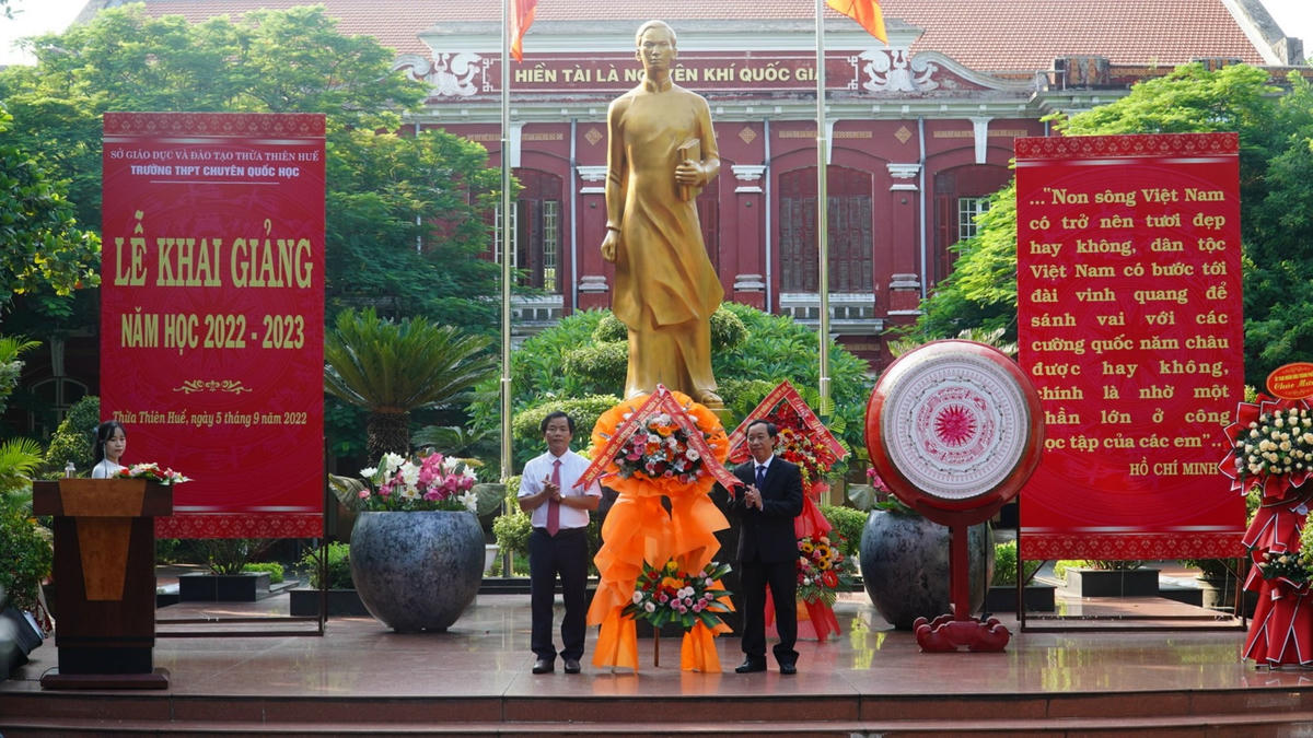 Ông Nguyễn Văn Phương, Chủ tịch UBND tỉnh Thừa Thiên - Huế đã đến dự lễ khai giảng và chia vui với thầy cô giáo cùng học sinh trường THPT chuyên Quốc học Huế. Đây là ngôi trường giàu truyền thống trong công tác dạy và học.