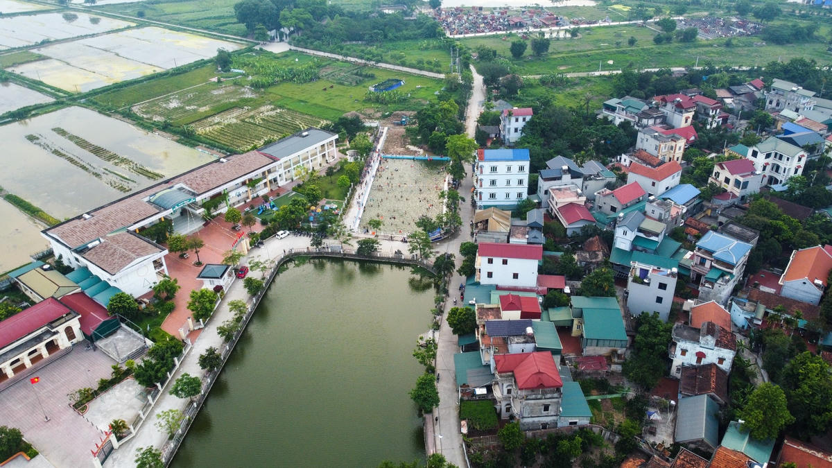 Khu vực bơi dành cho người lớn có diện tích 600 m2, còn nơi dành cho trẻ em là 500 m2.