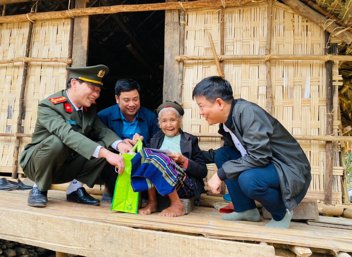 Ông Tạ Hữu Hùng, Giám đốc Công ty Thủy điện Bản Vẽ trao quà cho người nghèo tại huyện Tương Dương.