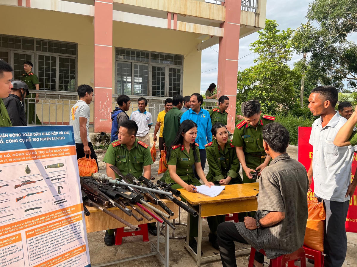 Công an huyện Ea H’leo tiếp nhận vũ khí do người dân giao nộp.