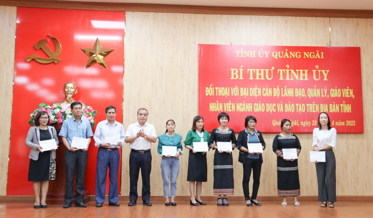 Lãnh đạo tỉnh Quảng Ngãi tặng quà cho giáo viên hoàn cảnh có khó khăn.
