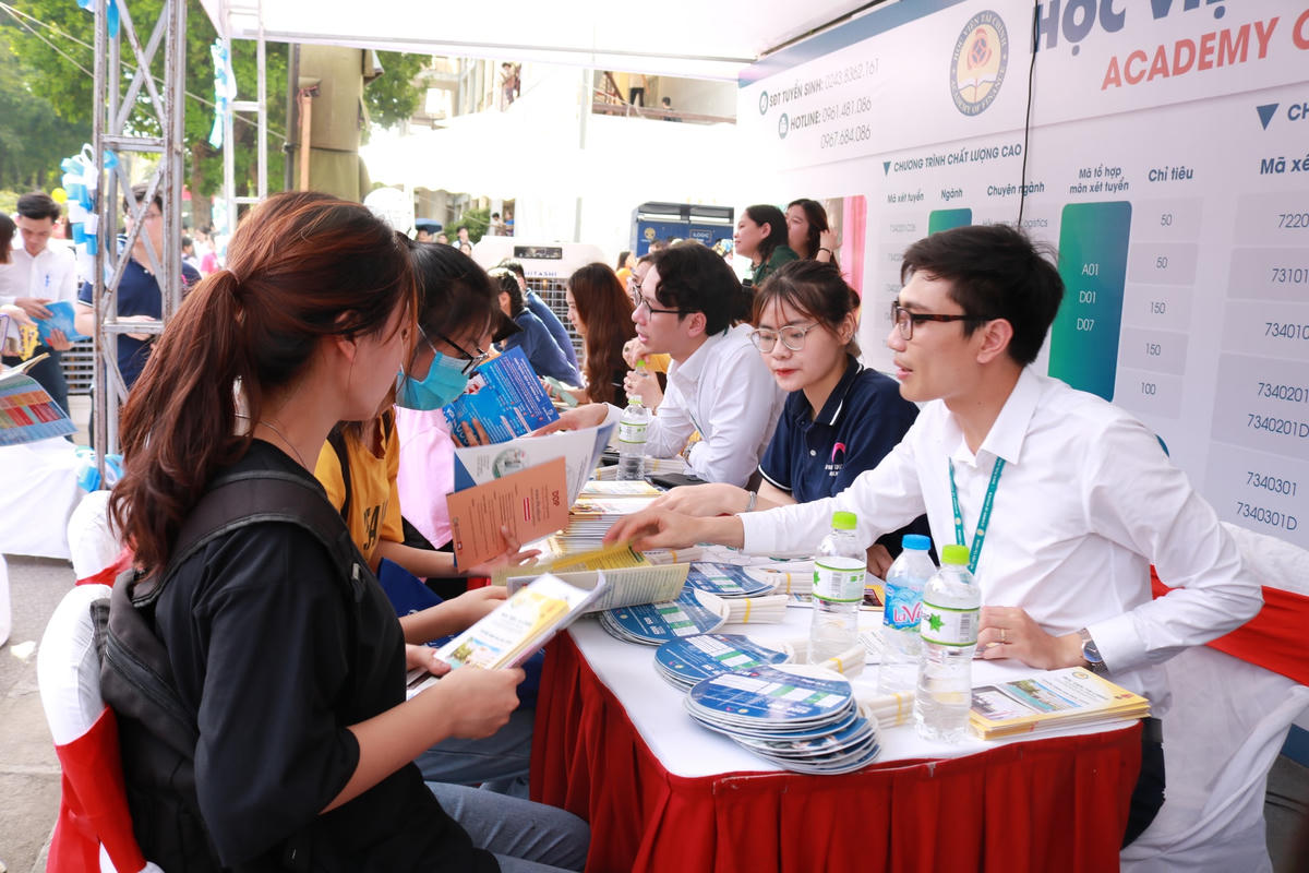 Thí sinh tìm hiểu thông tin tuyển sinh của trường đại học.