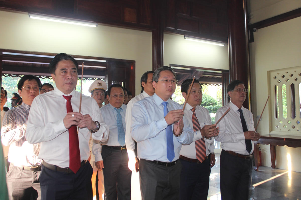 Lãnh đạo tỉnh Khánh Hòa dâng hương tại Đền thờ Bác Hồ và các Anh Hùng Liệt sĩ tại Nghĩa trang liệt sĩ Hòn Dung.