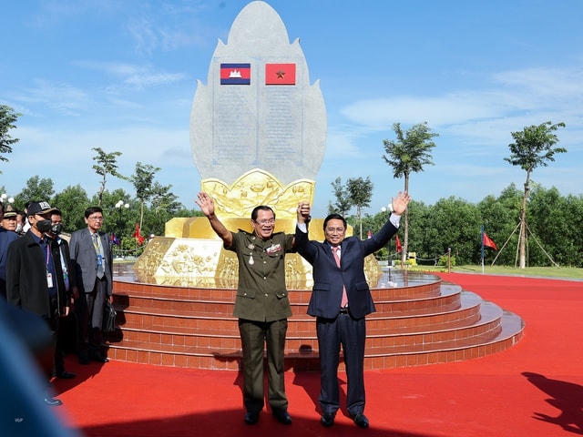Thủ tướng Phạm Minh Chính và Thủ tướng Hun Sen đến thăm bia đá lưu niệm tại khu vực X16 - điểm dừng chân đầu tiên trên lãnh thổ Việt Nam của Thủ tướng Hun Sen và đồng đội đúng ngày này cách đây 45 năm. (Ảnh: VGP/Nhật Bắc).