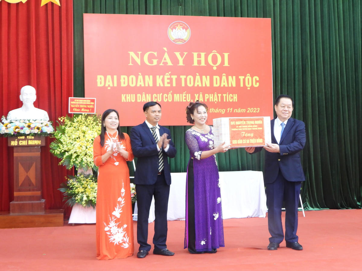 Trưởng Ban Tuyên giáo Trung ương Nguyễn Trọng Nghĩa tặng quà cho khu dân cư Cổ Miếu.
