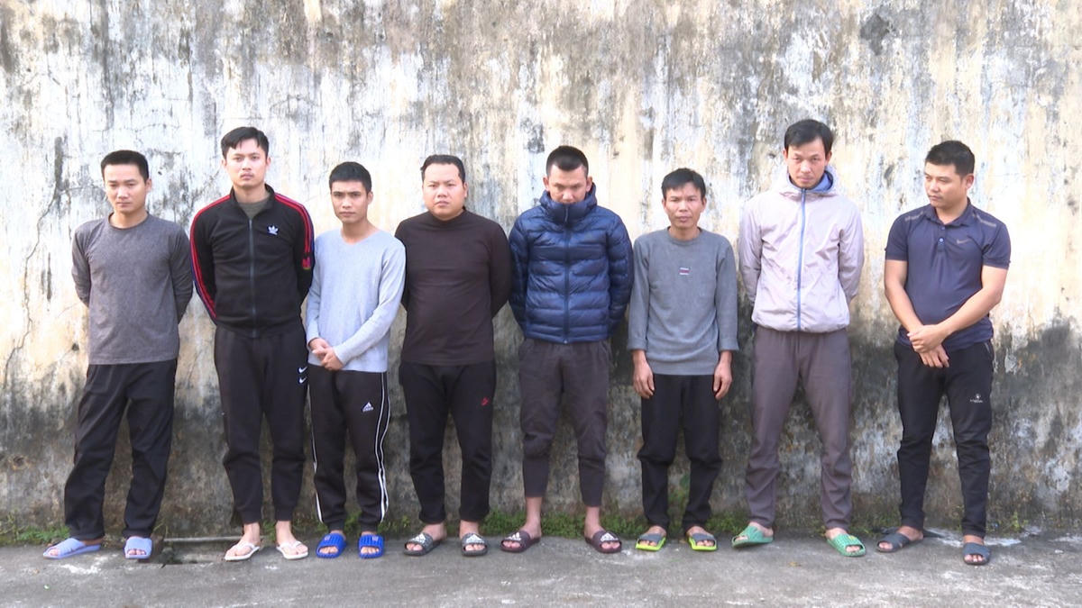 8 người đàn ông tham gia cá độ bóng đá và ghi lô đề bị bắt giữ.