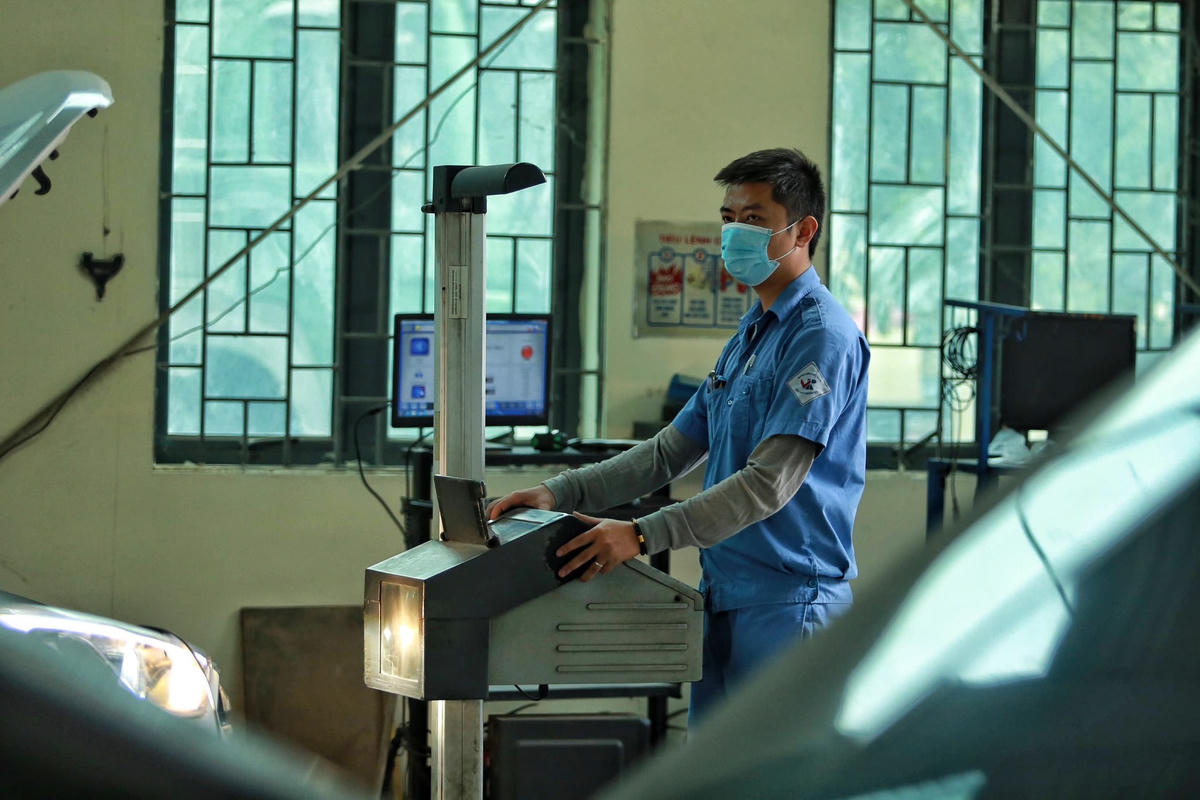 [ẢNH] Hà Nội: Ô tô xếp dài nửa cây số, chờ hơn 2 giờ vẫn chưa được đăng kiểm