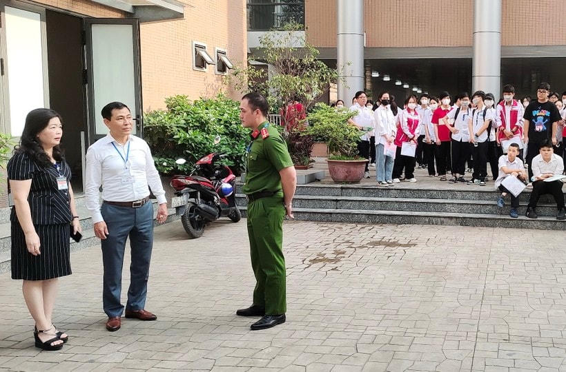 Ban chỉ đạo thi quận Hoàng Mai kiểm tra cơ sở vật chất tại các điểm thi.  
