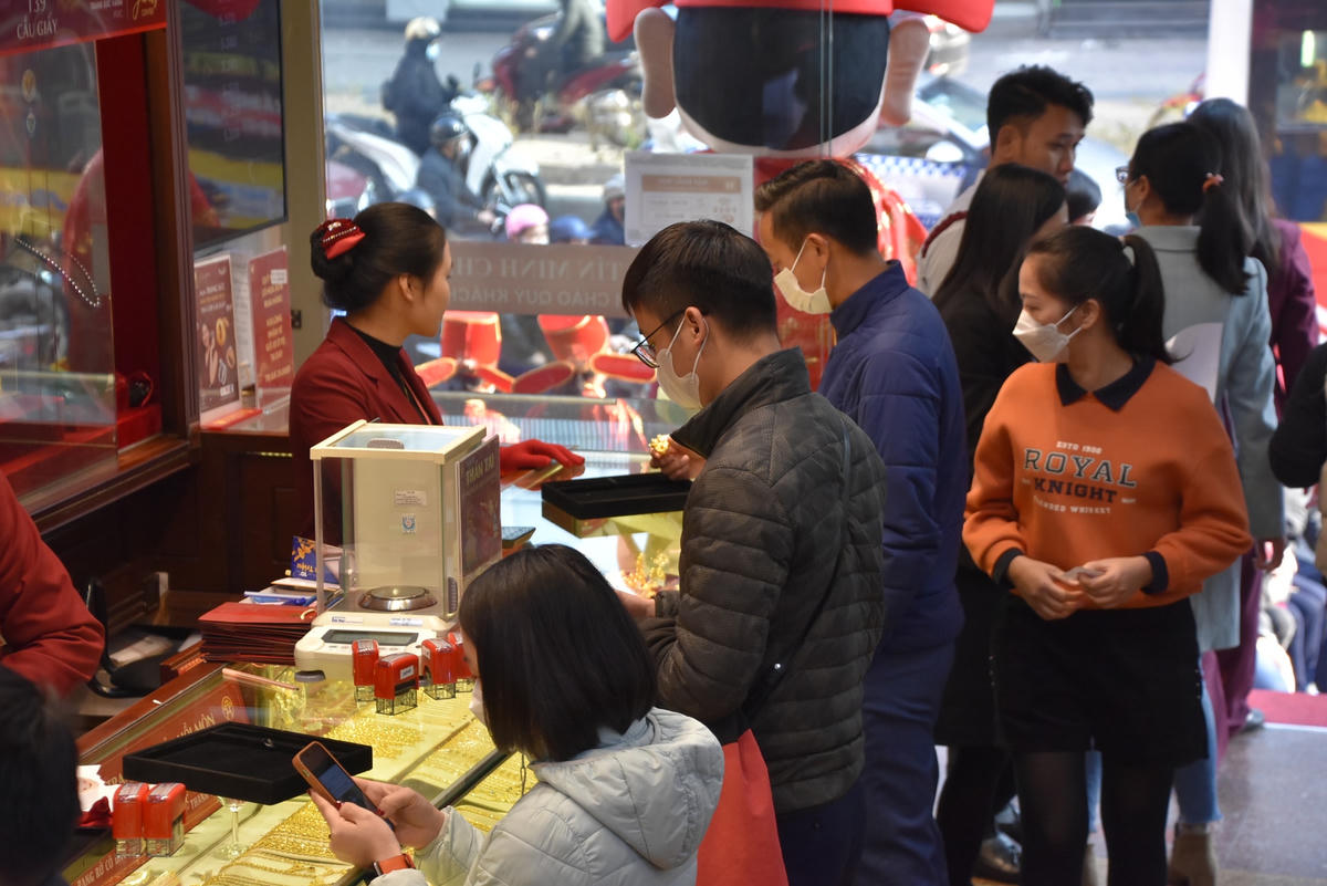 Bên trong cửa hàng, không khí mua sắm vẫn khá tấp nập. Cửa hàng cũng bố trí nhiều nhân viên túc trực phân luồng, phục vụ đồ ăn, nước uống cho khách hàng.