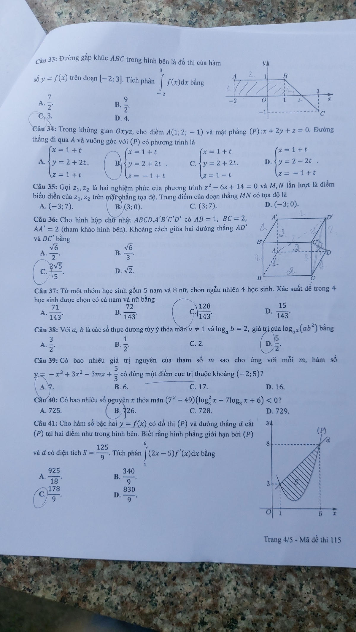 Nhiều thí sinh hào hứng bước ra từ phòng thi môn Toán