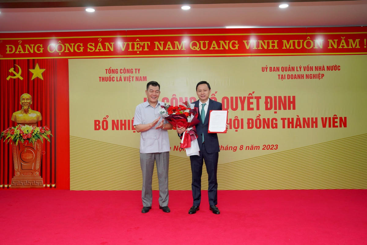 Ông Nguyễn Đức Phong – Phó Bí thư Thường trực Đảng ủy Khối DNTW tặng hoa chúc mừng ông Hồ Lê Nghĩa 