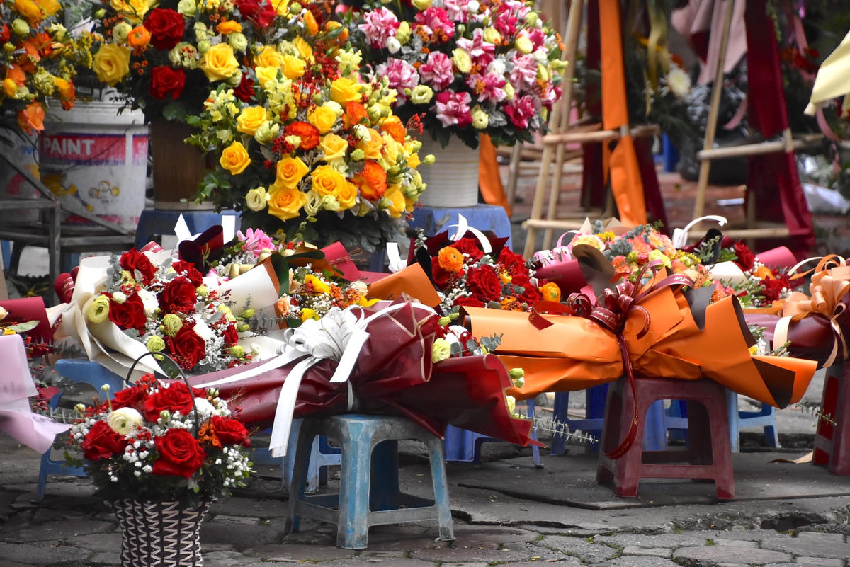 Các loại hoa bán chủ yếu trong ngày này là hoa hồng. Tuy nhiên theo chị Hà, nắm bắt được nhu cầu chi tiêu không được "mạnh tay" của khách hàng năm nay nên các loại hoa nhập chỉ ở mức trung bình, chị nhập rất ít hoa hồng cao cấp. 