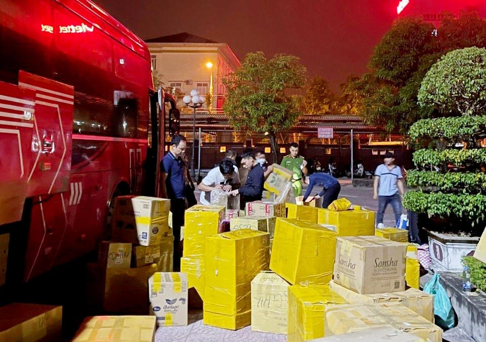Lực lượng chức năng phát hiện xe mang BKS Lào vận chuyển số lượng lớn hàng hóa do nước ngoài sản xuất, không có giấy tờ chứng minh nguồn gốc xuất xứ.
