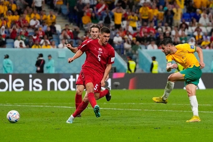 Mathew Leckie ghi bàn thắng duy nhất giúp Australia đánh bại Đan Mạch và giành vé và vòng đấu loại trực tiếp (Ảnh: Getty).