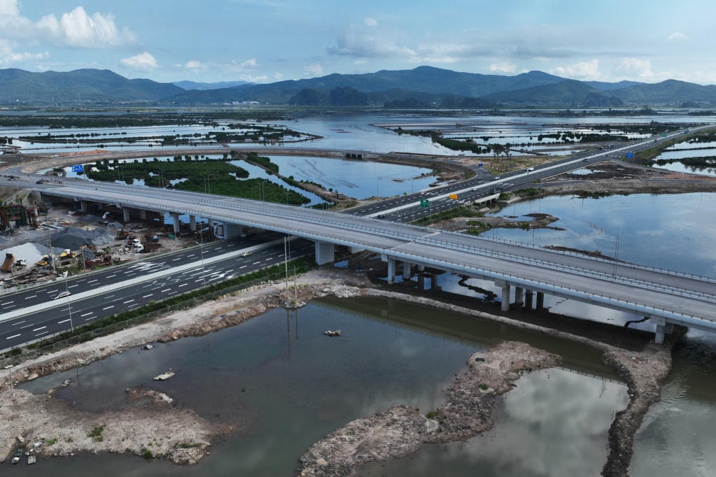 Hạng mục chỉnh cầu vượt cao tốc và các nhánh rẽ nút giao Hạ Long Xanh (TX Quảng Yên) đang được hoàn thiện. Ảnh: Đỗ Phương