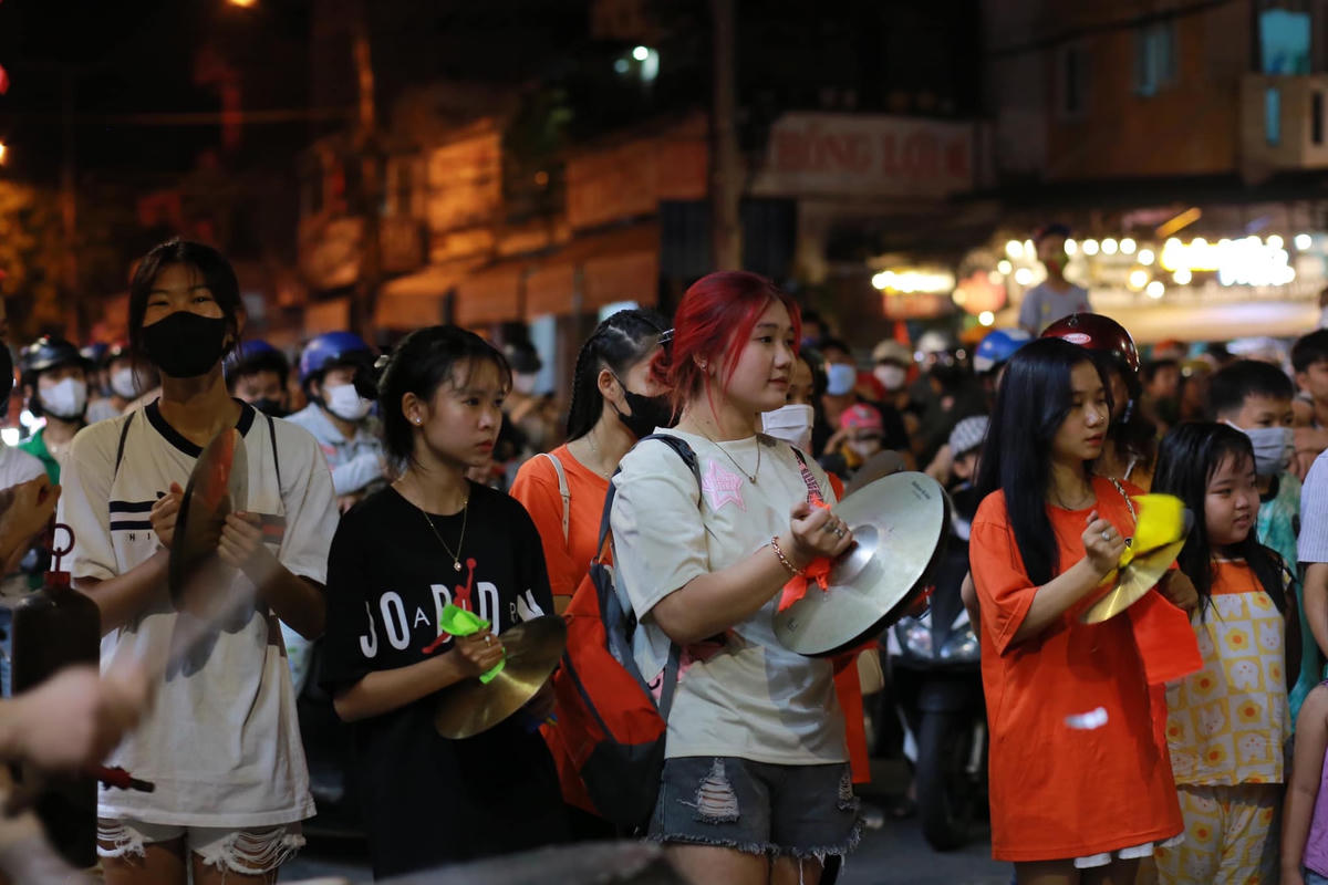 Đông bạn nữ theo dõi xem múa lân.